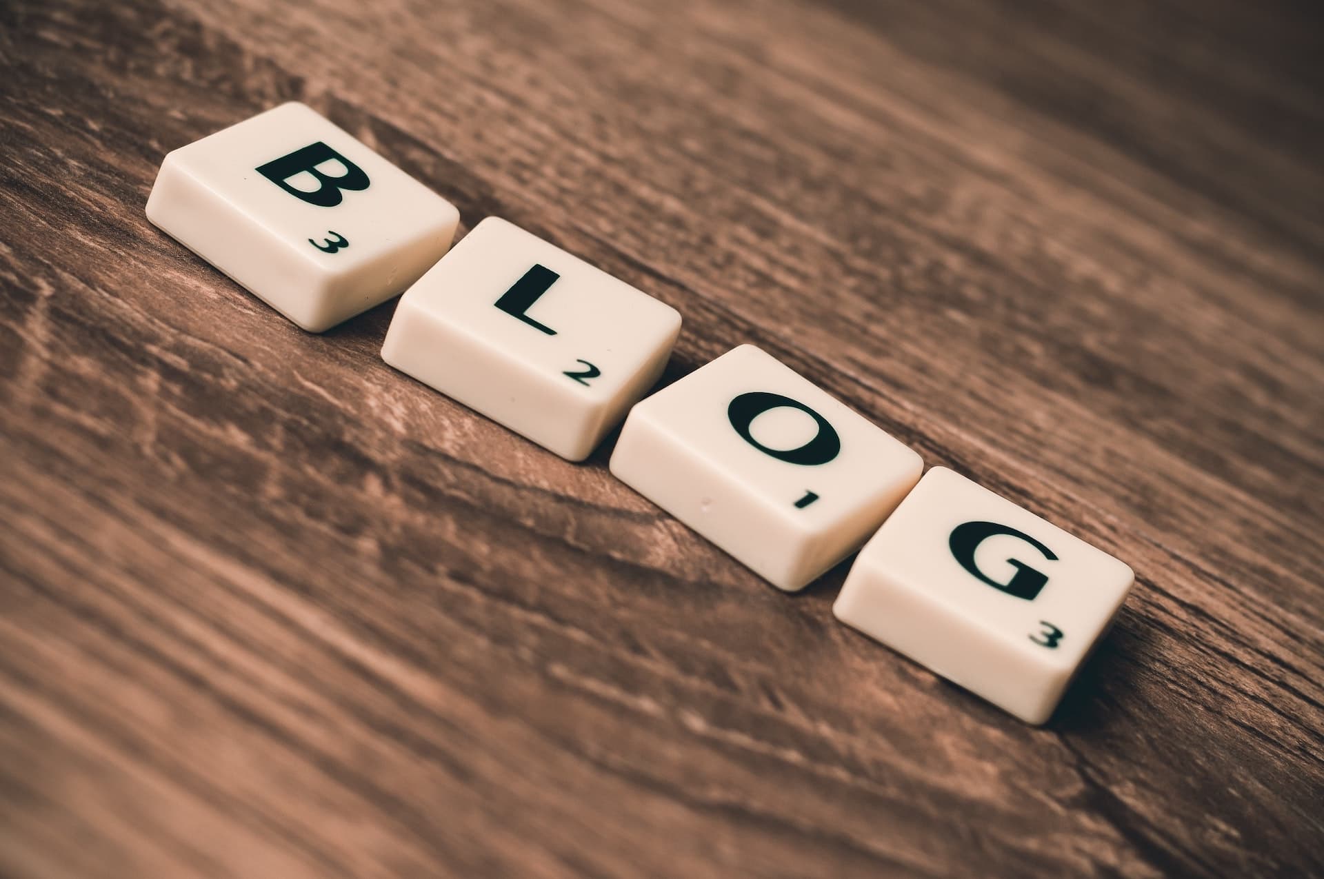 The word "blog" carved into a wooden table.