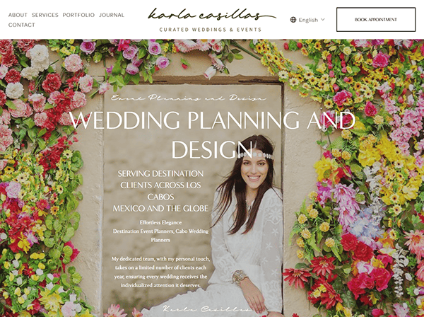 A woman in a white dress sits smiling in front of a floral wall with text overlay about the best wedding planner and destination wedding planning services in Los Cabos, Mexico, by Karla Casillas.