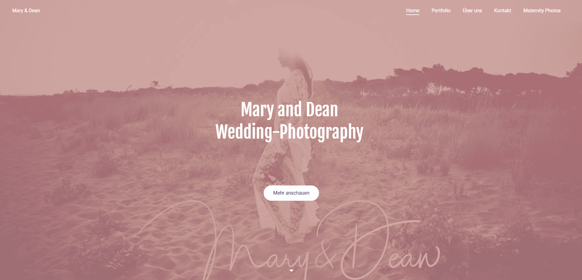 A woman in a light dress walks on a sandy beach at sunset. The image has a pink overlay with the text Mary and Dean Wedding-Photography, perfect for those seeking wedding website inspiration, and a button labeled Mehr anschauen.