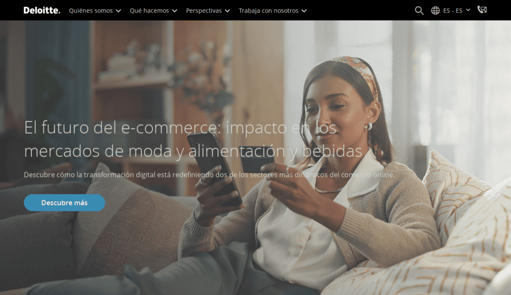 Una mujer sentada en un sofá usa su teléfono móvil y sostiene una tarjeta; en la imagen aparecen textos sobre el impacto del e-commerce en los sectores de moda y alimentación y un botón que dice Descubre más.