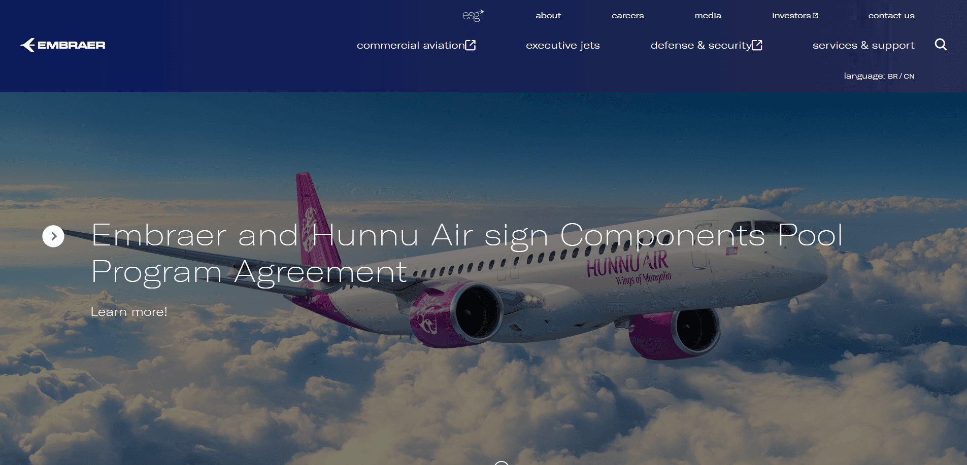 A pink and white Hunnu Air airplane flies through a cloudy sky. The text announces an agreement between Embraer and Hunnu Air, with aviation website design elements and navigation menus visible at the top.