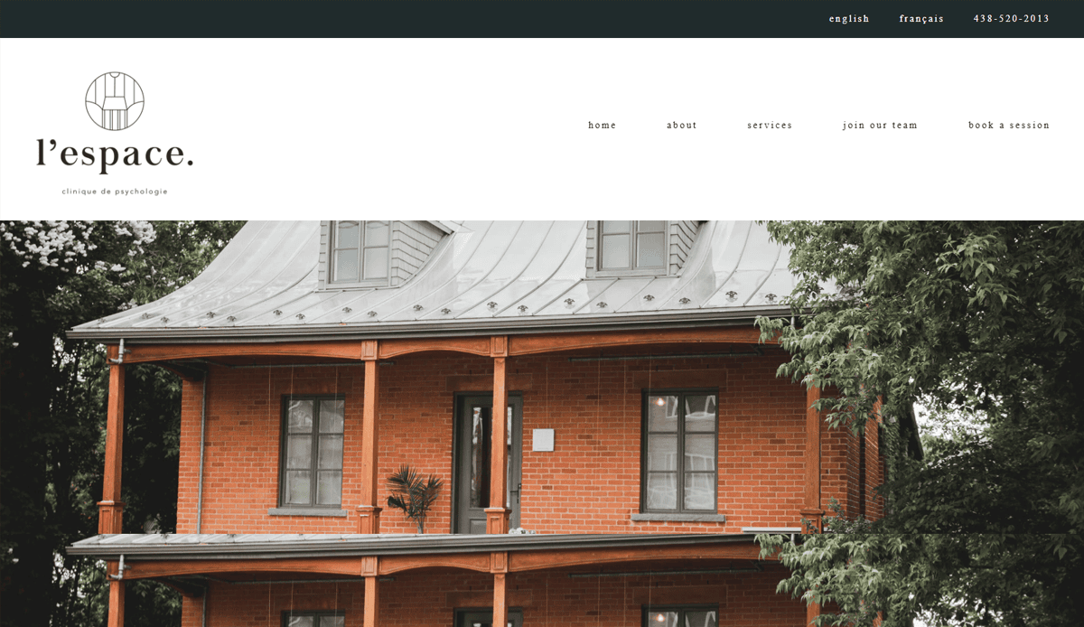 L’espace Psychology Clinic’s homepage features a client-centered, psychotherapist website design with a large photo of a welcoming brick house and minimalist navigation, creating an inviting atmosphere surrounded by trees.